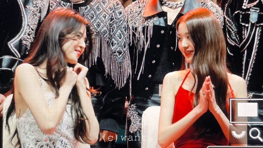 韩素希张元英同框饭拍 两人对视交流画面养眼