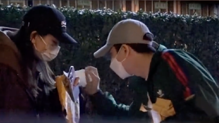 王栎鑫街头贴心帮女友擦手 女方甜喊“谢谢老公”