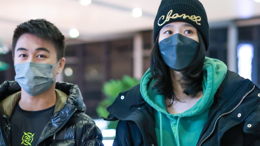 奚梦瑶何猷君牵手现身机场 两人笑容满面十分亲密