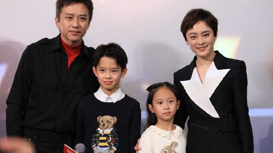 邓超孙俪一家亮相《中国乒乓》首映礼 等等小花乖巧可爱