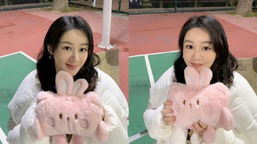 杨紫晒户外随拍阳光正好 亲昵可爱少女心满满