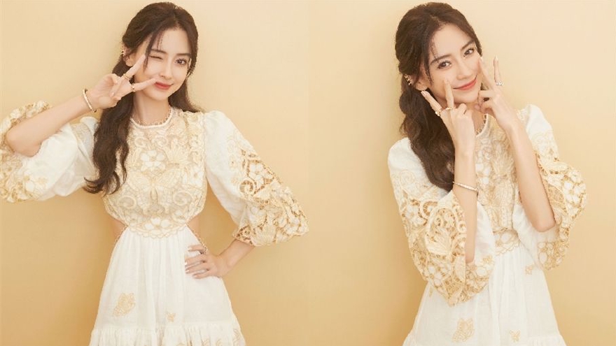 Angelababy晒新年九连拍 穿镂空裙wink比耶心情好