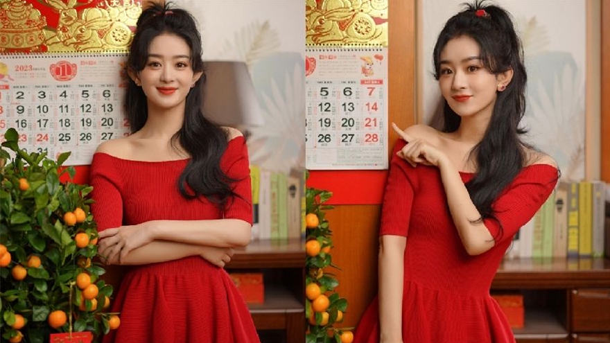 赵丽颖晒新年最新写真 穿红色露肩长裙俏皮可爱