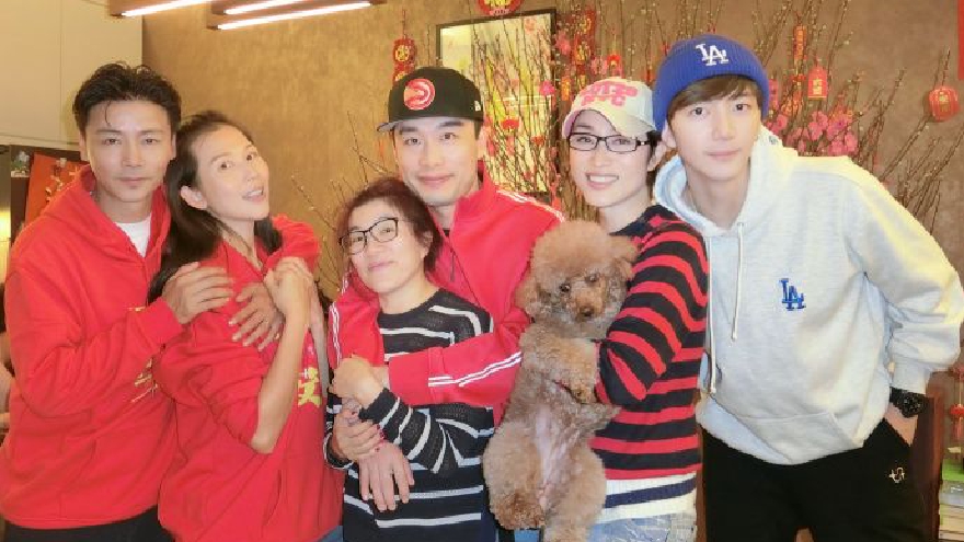 陈法蓉晒与好友新春合影 张晋蔡少芬等穿红衣出镜