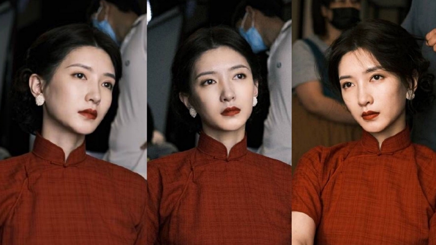 江疏影《无名》红色旗袍造型曝光 神情忧郁氛围感强