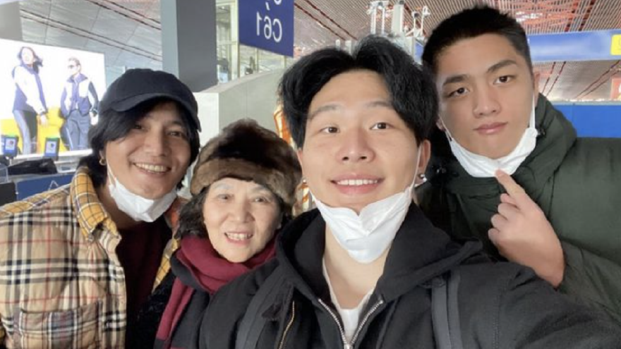 陈坤大年初三送别儿子上学 一家三代在机场合影