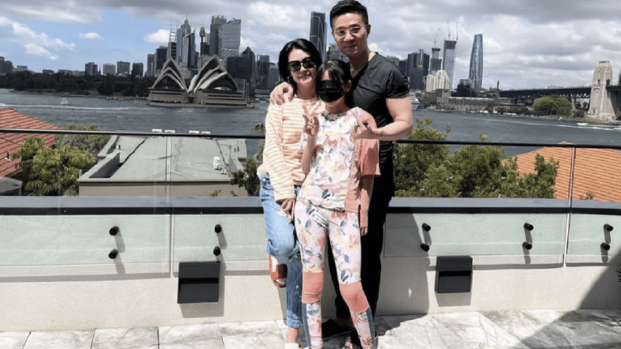 小S晒一家三口澳洲度假合影 被许雅钧搂肩好甜蜜