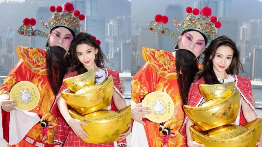 Angelababy与财神合影 短裙俏皮手捧元宝可爱元气