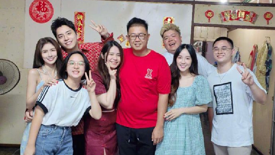 王大陆与蔡卓宜父母亲人合照 众人露笑比V开心和睦