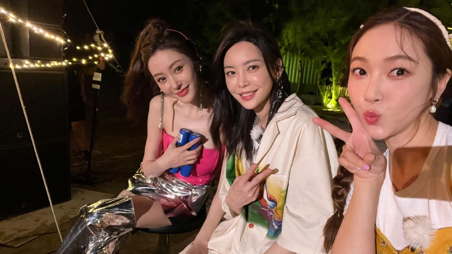 郑秀妍晒照告别《乐队的海边》 浪姐团聚贴贴感情好