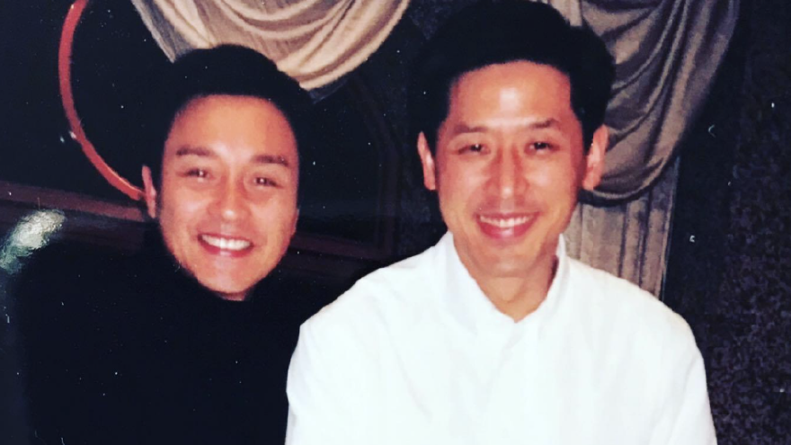 唐鹤德晒与张国荣旧照为自己庆生 配文也祝大家生活愉快