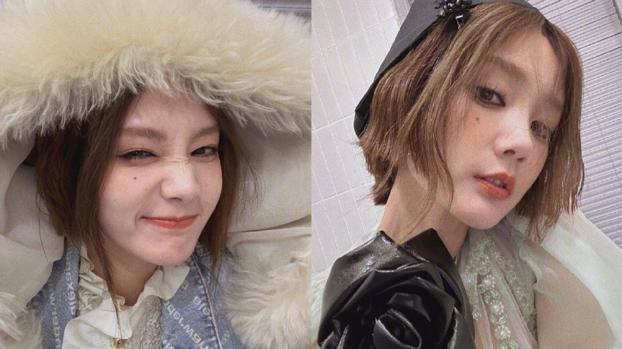 李一桐晒对镜自拍妆感摩登 单眼wink魅力四射超少女