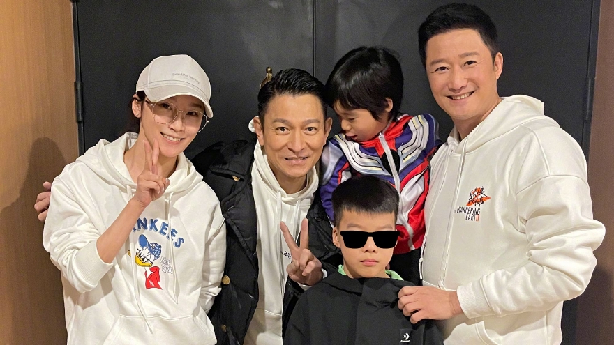 谢楠晒全家与刘德华合影 透露吴老二暗戳戳打算亲偶像