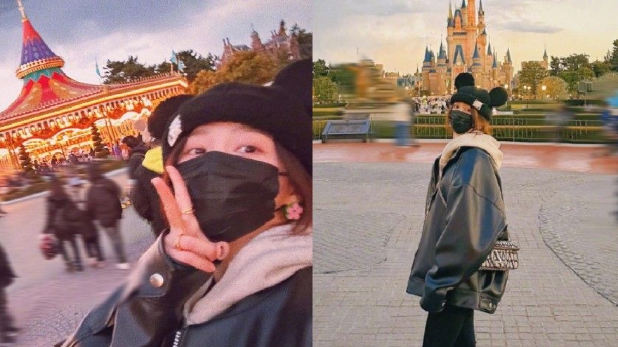 关晓彤晒东京迪士尼游玩照 头戴黑色米妮帽坐旋转木马