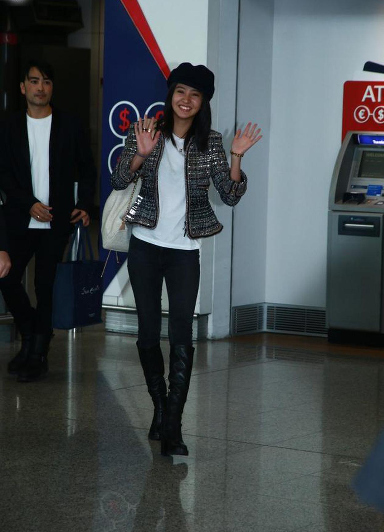 最强星二代木村光希抵港 穿皮靴比例傲人笑容满面