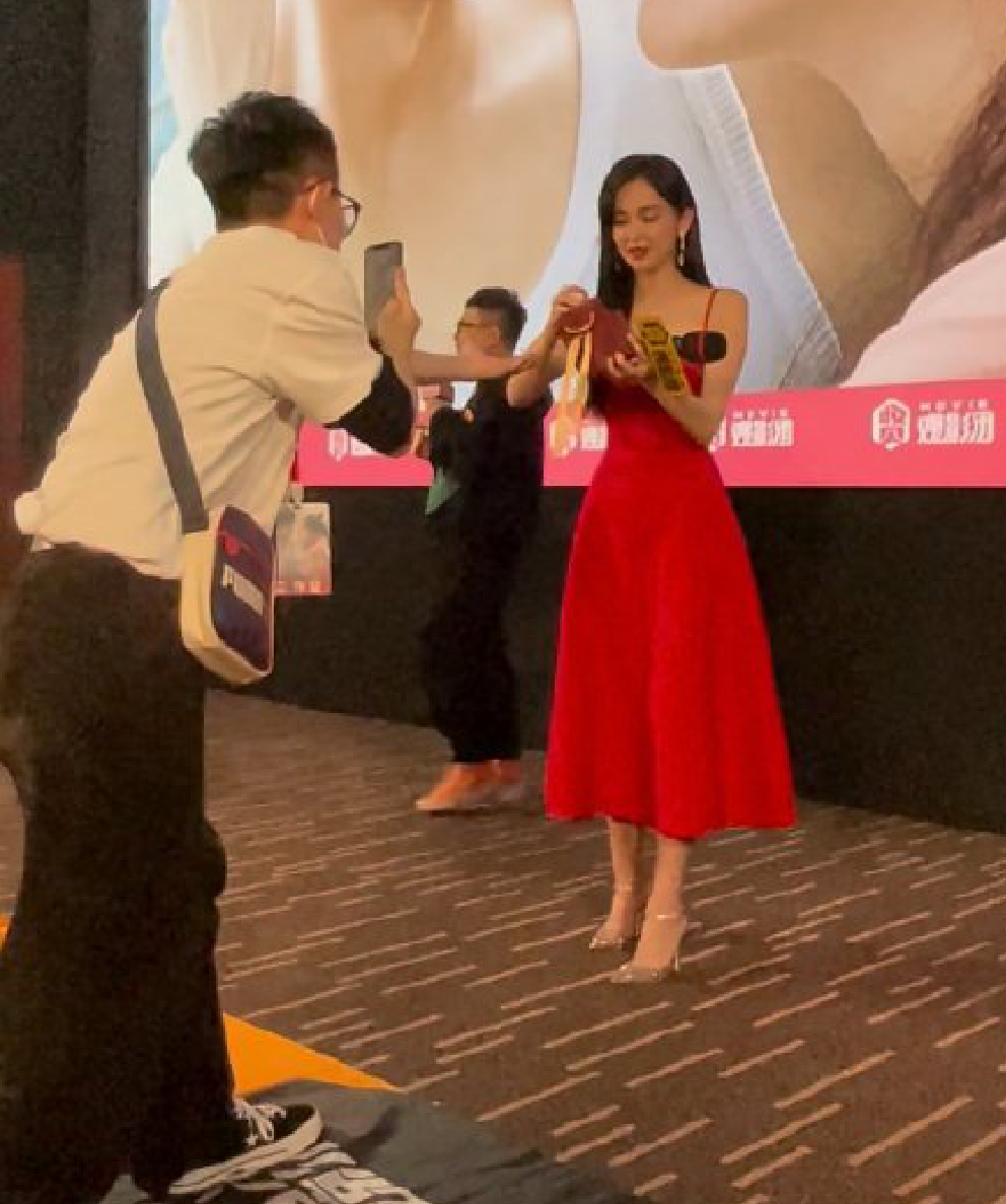 组图：娜扎新电影首映现场发喜糖红裙长发温柔甜美第2张图片