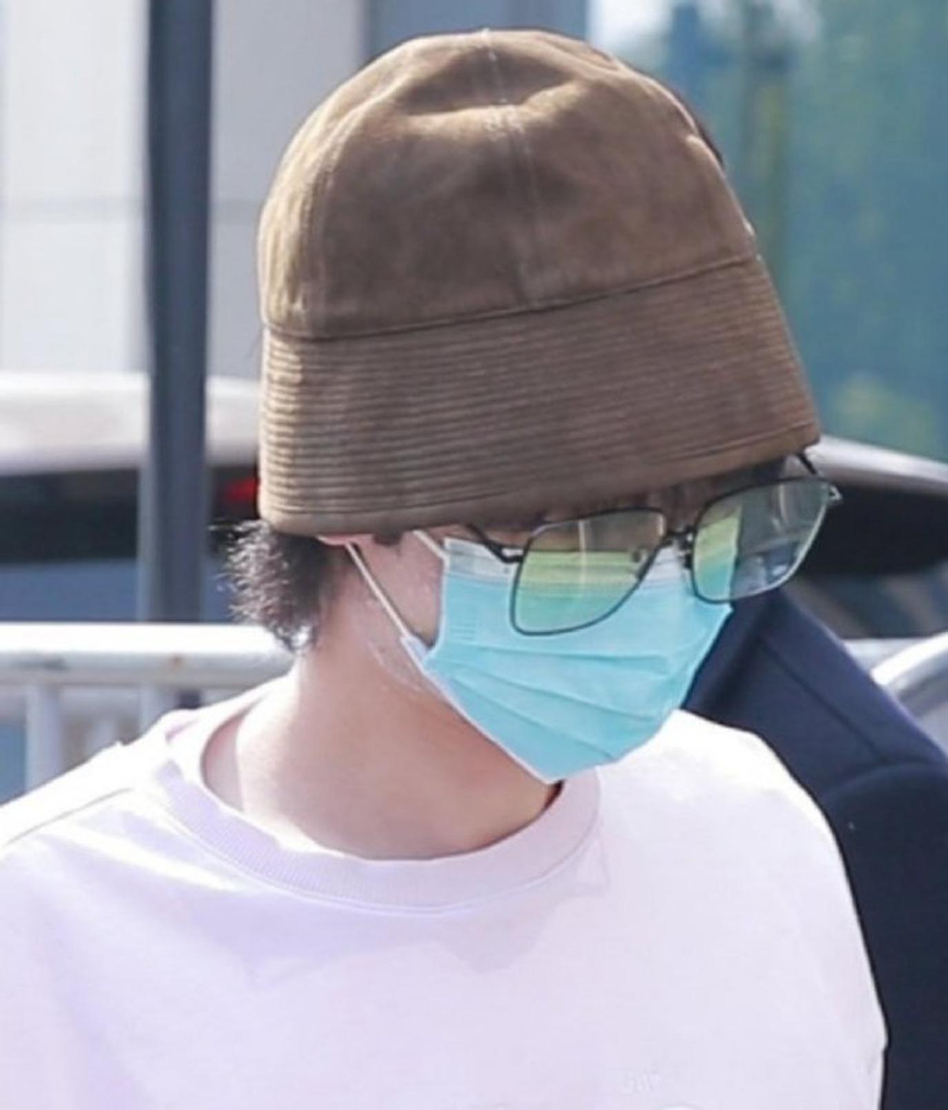 组图:精致boy!华晨宇上班路上戴着口罩敷面膜