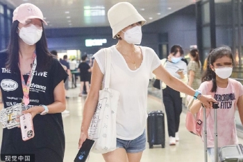 马伊琍带俩女儿现身机场