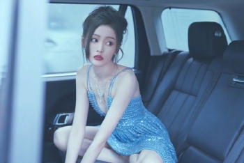 张天爱车内性感大片