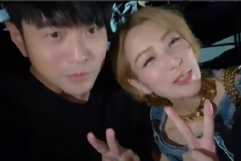 周杰伦郑秀文同框看秀