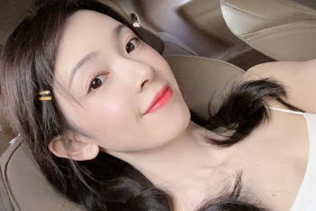 陈瑶穿吊带车内自拍