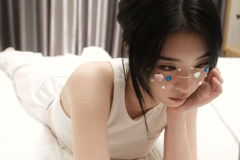 赵小棠白背心配闪钻妆