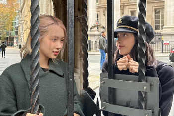 Lisa朴彩英隔栅栏街拍