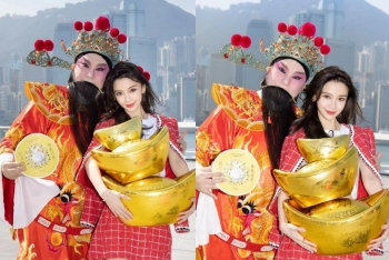Angelababy与财神合影