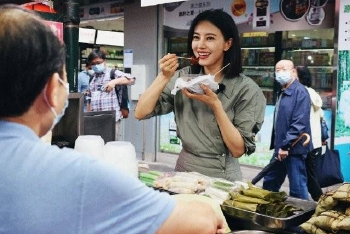 高圆圆澳门边逛边吃