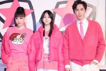 钟丽缇携老公女儿走秀