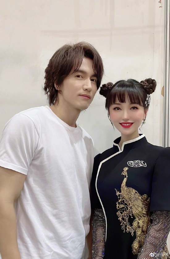 金莎和言承旭合影却只P自己 原因竟是这