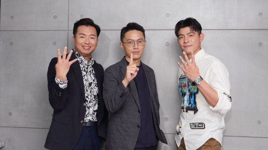 林君阳(中)、王柏杰(右)日前接受MOMOTV节目《TALK一杯》主持人郑伟柏(左)专访 MOMOTV 75台提供