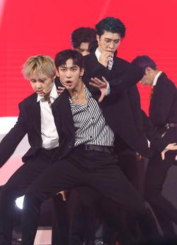 乐华七子舞台魅力点燃全场