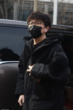 毛不易一身黑现身央视老楼