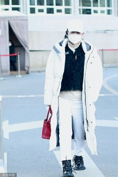 秦海璐穿白羽绒服十分保暖