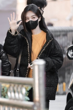 李一桐对镜头打招呼