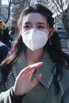 蒋依依公主编发造型