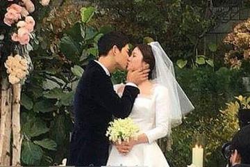 昔日婚礼甜蜜拥吻画面