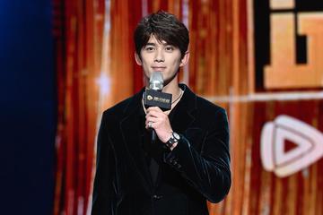 吴磊造型复古似戴假发