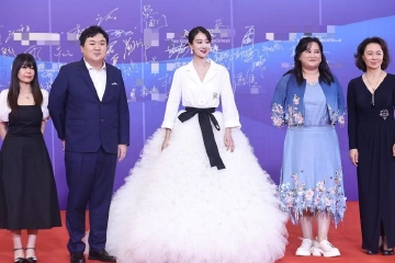 《李焕英》剧组亮相