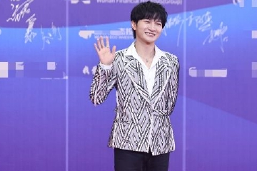 周深一路小跑挥手亮相