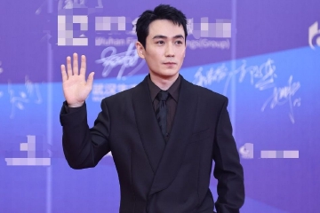 朱一龙黑色西服帅气有型