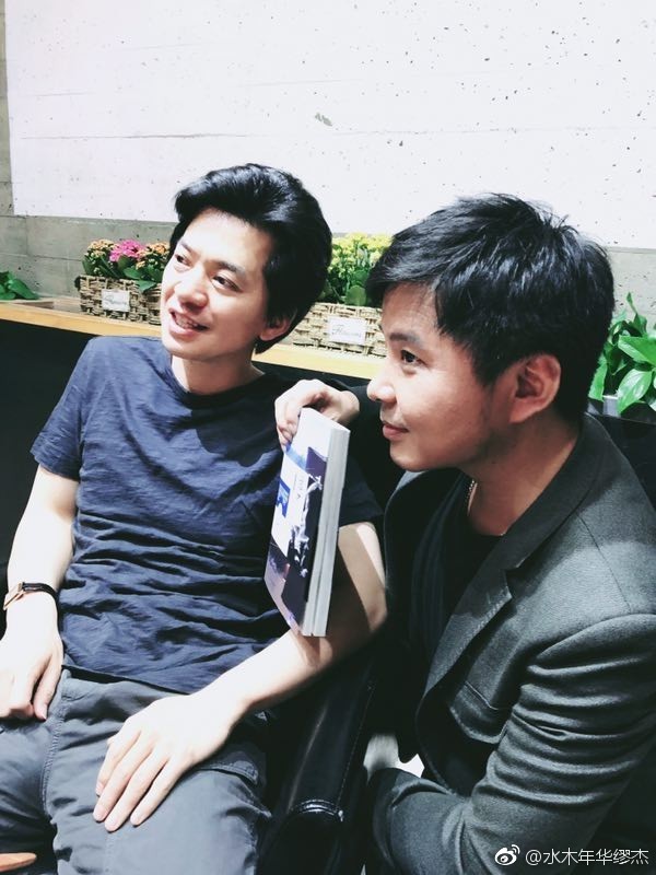 水木年华缪杰李健帅气合影 自侃拍摄角度很重要