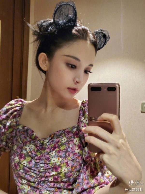 久违的自拍!娜扎碎花裙配蕾丝发饰复古甜美