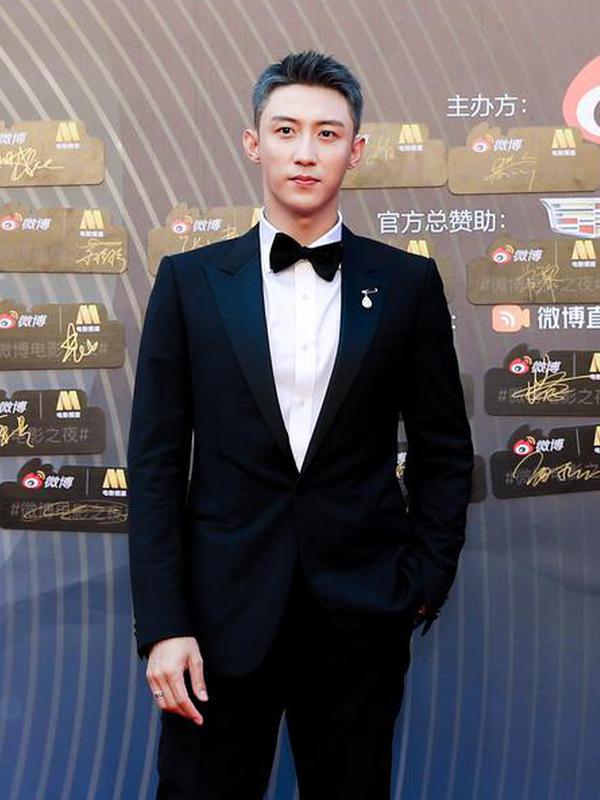 黃景瑜黑色西裝高大帥氣