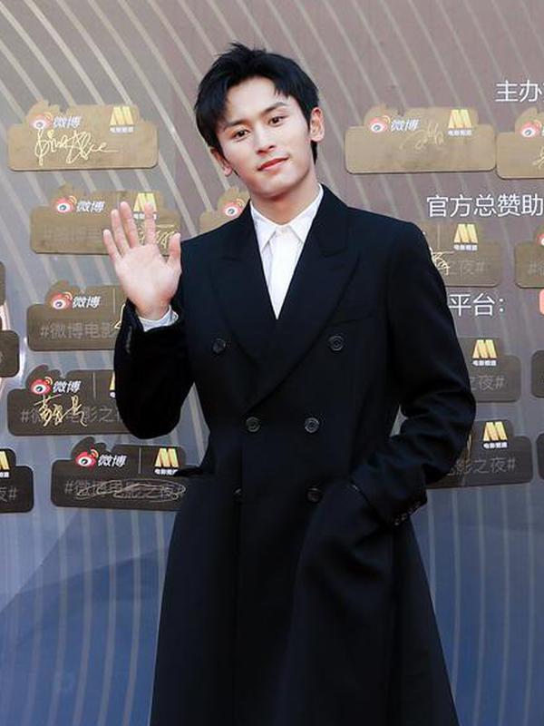 張哲瀚歪頭揮手十分親和