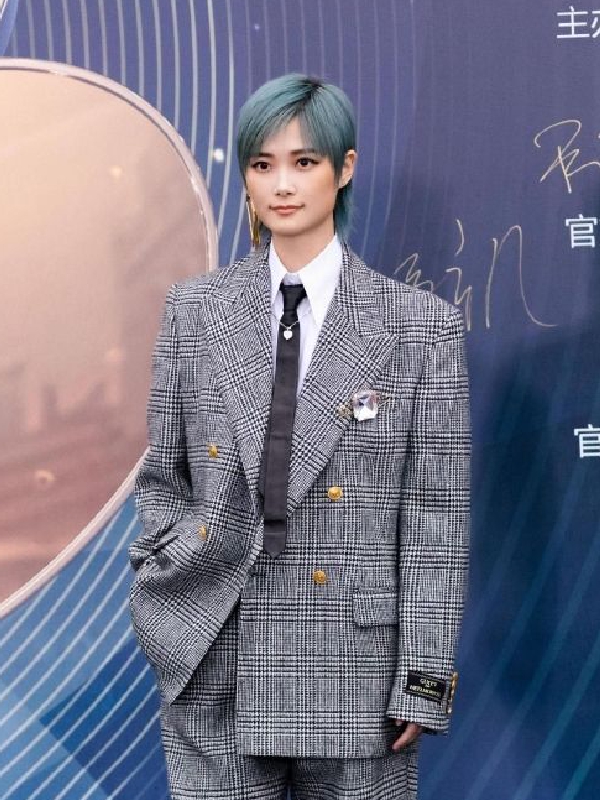 李宇春阔型西装复古摩登