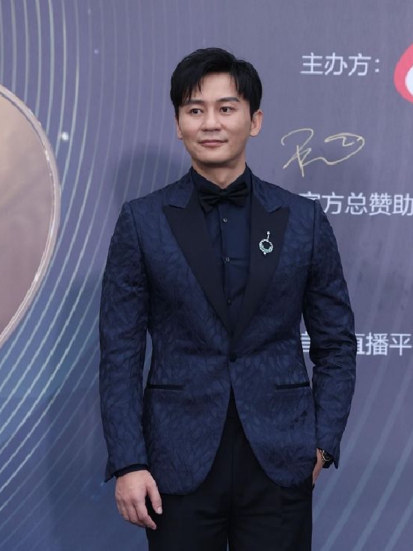 李晨面带笑容状态佳