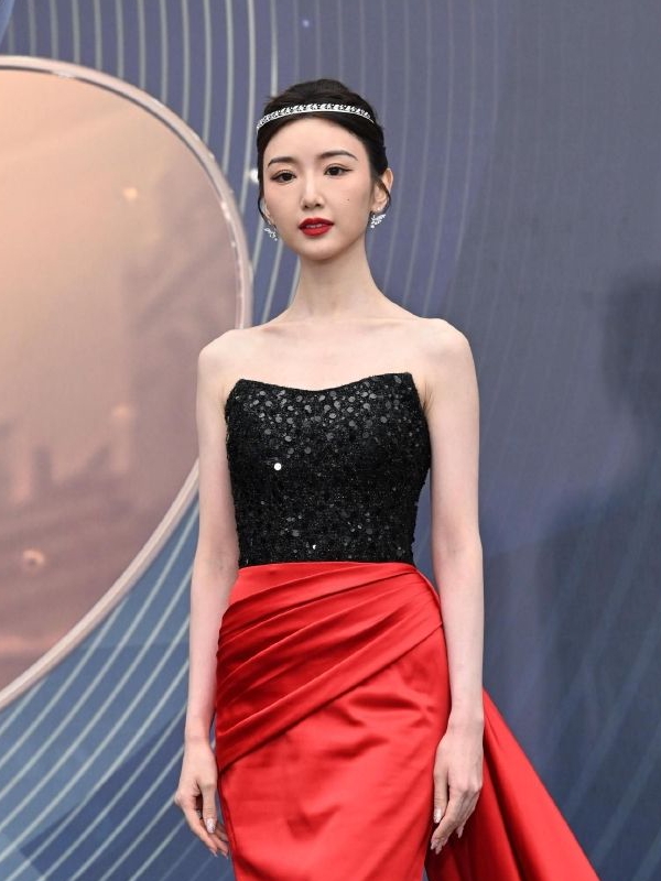 毛晓彤拼色长裙典雅温婉