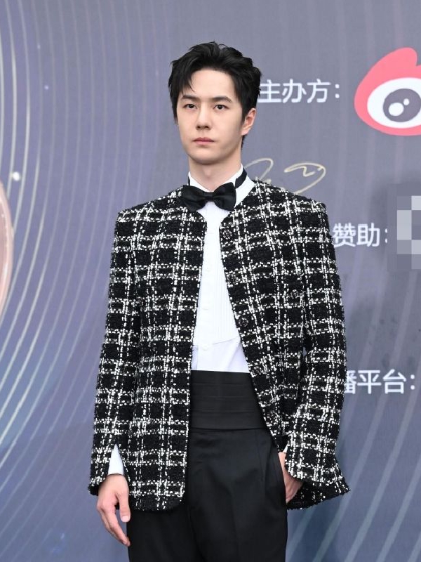 王一博笔挺帅气